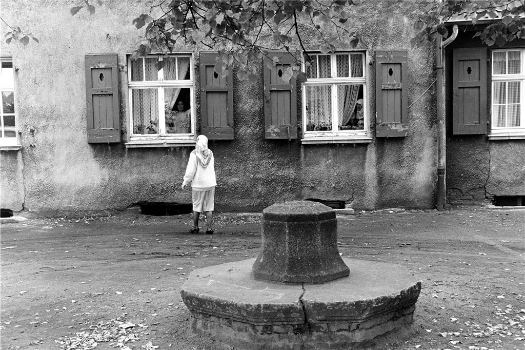 Frauen schauen aus ihren Fenstern in der Victoriasiedlung.