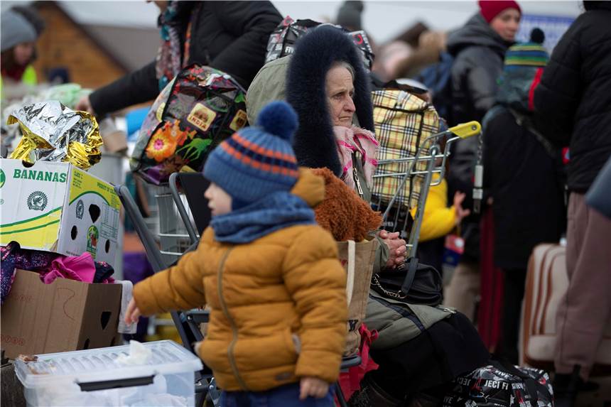 Braucht die deutsche Wirtschaft Russland? Frauen und Kinder, die aus der Ukraine fliehen, kommen am Grenzübergang in Medyka, Polen, an. Der Einmarsch Russlands in die Ukraine hat die größte Massenmigration in Europa seit Jahrzehnten ausgelöst.
