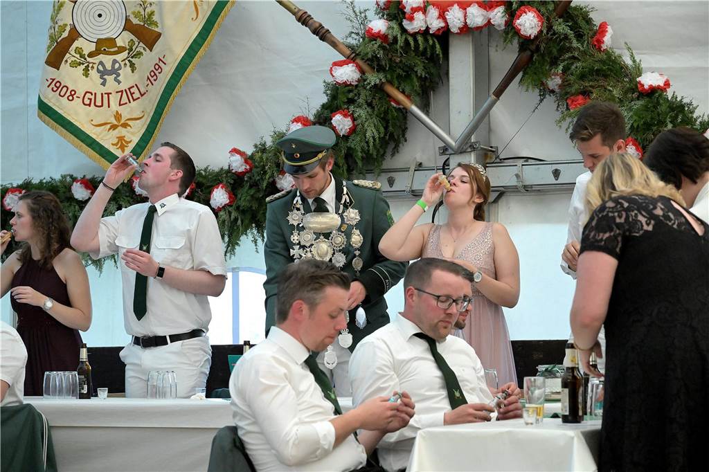 Frauen und Männer trinken ein Glas Sekt. 