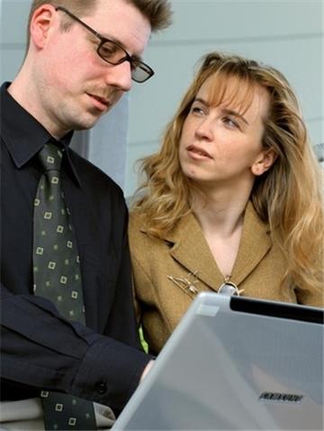 Frauen verdienen fast ein Viertel weniger als Männer. Im Durchschnitt lag der Bruttoverdienst der Männer 2008 um 23,8 Prozent über dem der Frauen. (Bild: dpa)