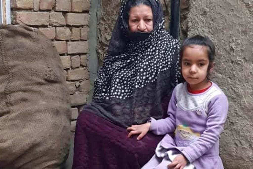 Latifa Saljuki bringt erneut Hilfe in ihre Heimat Afghanistan Eine afghanische Mutter sitzt mit ihrer Tochter an einer Mauer.