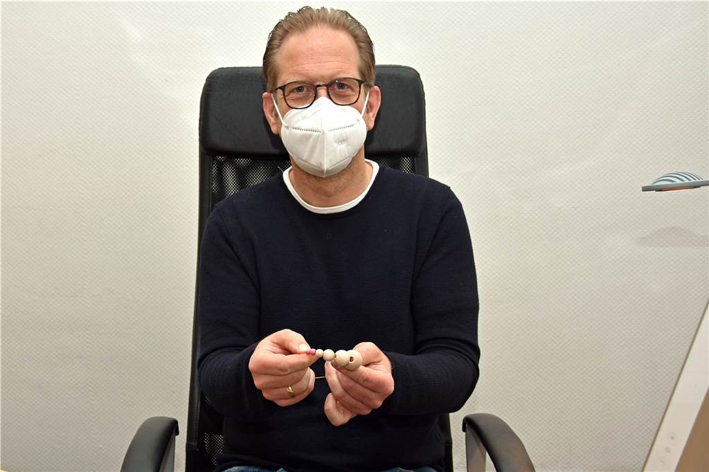 Brustkrebs: Meissner-Tastkörperchen können Leben retten Frauenarzt Thorsten Rosen zeigt anhand der Holzkugeln, was die Taktile Untersuchung leisten kann. Die pinken Kügelchen können Ärzte nicht ertasten, die Medizinisch-Taktilen-Untersucherinnen hingegen schon.