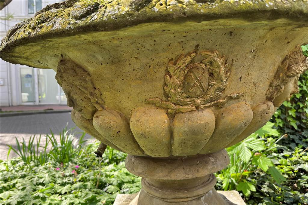 Anwohner haben mit Blumen-Dieben in der Altstadt zu kämpfen Frauenköpfe, die sich mit dem Stadtwappen von Castrop-Rauxel in einem Kranz auf dieser Vase abwechseln, eigentlich schön, wäre da nicht das dreckige Wasser in dem Kelch.