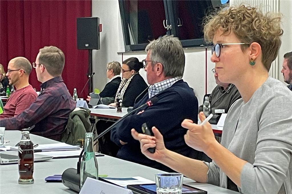 Kleine i-Männchen-Klassen an den Grundschulen - mit einer Ausnahme Frauke Gier von der Münsteraner Beratungsfirma Gebit stellt die Prognose der Schüler-Entwicklung für die kommenden Jahre vor.