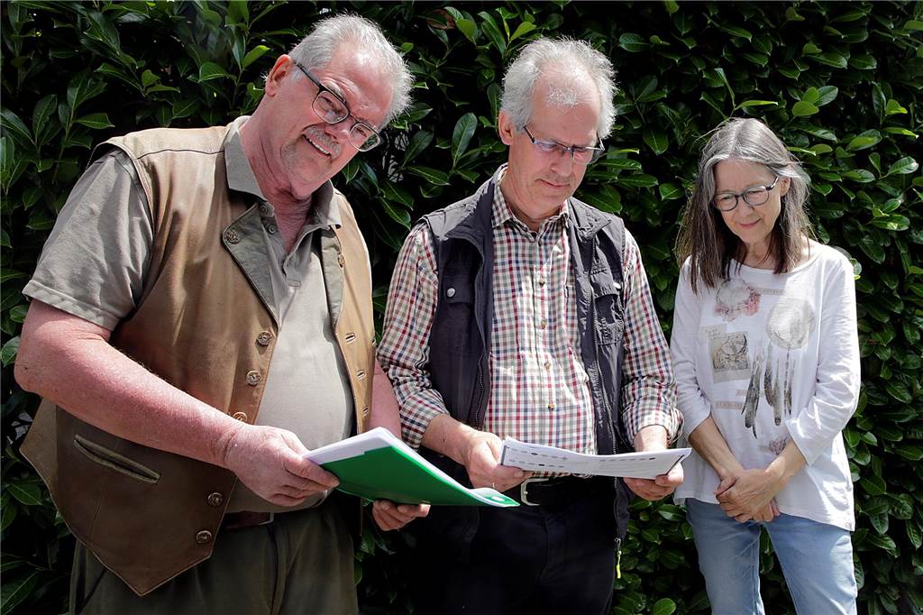 Marder knabbert wiederholt Bremsleitungen in Hullern an Frauke Kammer-Klimm holt sich Rat bei den Marderbeauftragen der Kreisjägerschaft für Haltern, Jürgen Korte (l.) und Reinhold Bergjürgen.