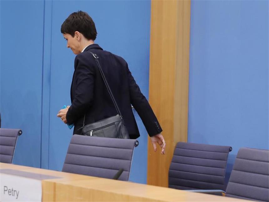 Rechts von der CDU gärt es: Petry steckt in Lücke mit Lucke Frauke Petry hat der AfD den Rücken gekehrt. Foto: Michael Kappeler/Archiv