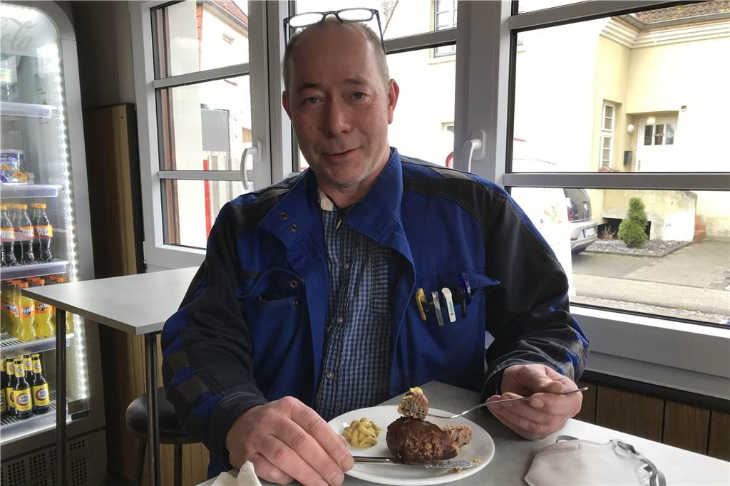 Kult-Imbiss in Dorsten im Geiste von „Mama Rosin“ wieder eröffnet Gast Fred Anscheit im Glück-Auf-Grill