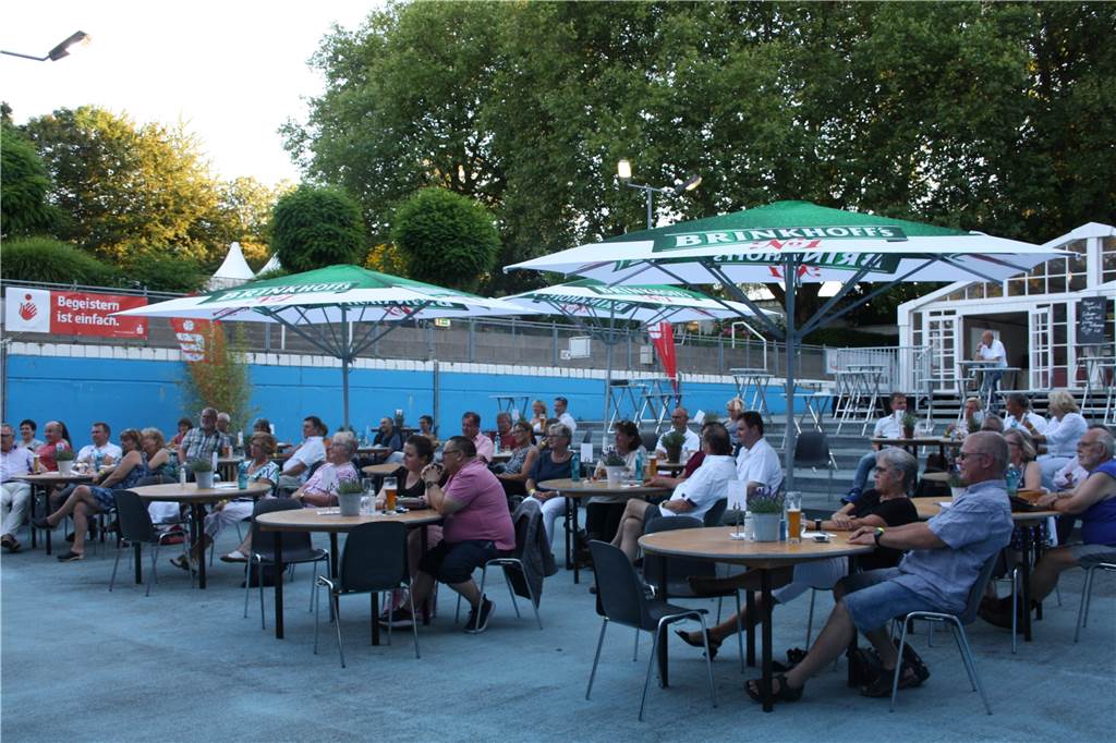Fred Ape hat im Parkbad Süd vorgelegt, Seven Cent zieht nach Fred Apes Zuhörer saßen am Freitag an großflächig postierten Tischen im Becken des Parkbads.