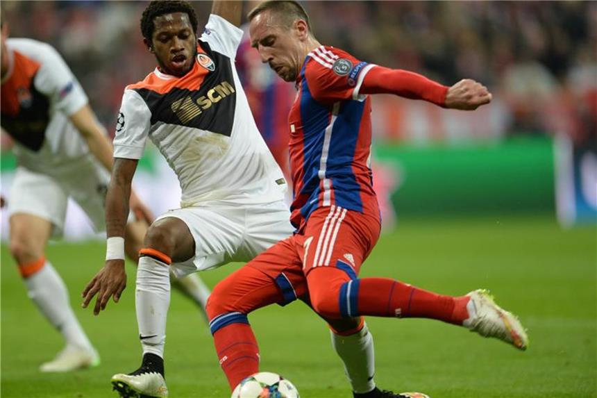 Manchester United verpflichtet Fred von Schachtjor Donezk Fred (l) im Einsatz für Schachtjor Donezk gegen Bayern Münchens Franck Ribery. Foto: Andreas Gebert