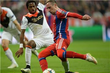 Fred (l) im Einsatz für Schachtjor Donezk gegen Bayern Münchens Franck Ribery. Foto: Andreas Gebert
