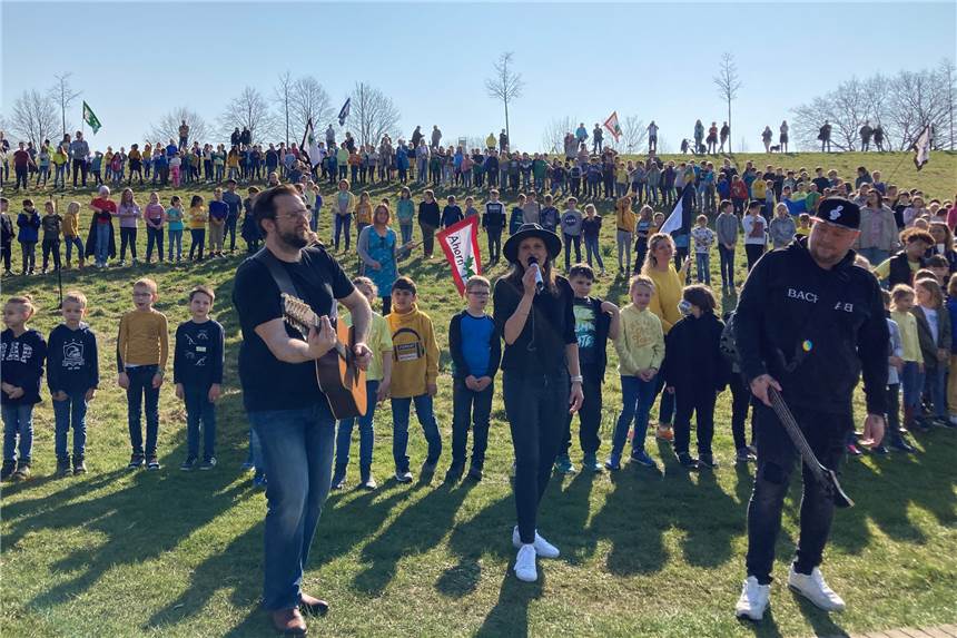 Hunderte Kinder singen mit prominenter Unterstützung für den Frieden Freddi Lubitz, Ariane Slomka und Jay Walkin sangen an Mittwoch gemeinsam mit den Olfener Grundschülerinnen und Grundschülern.