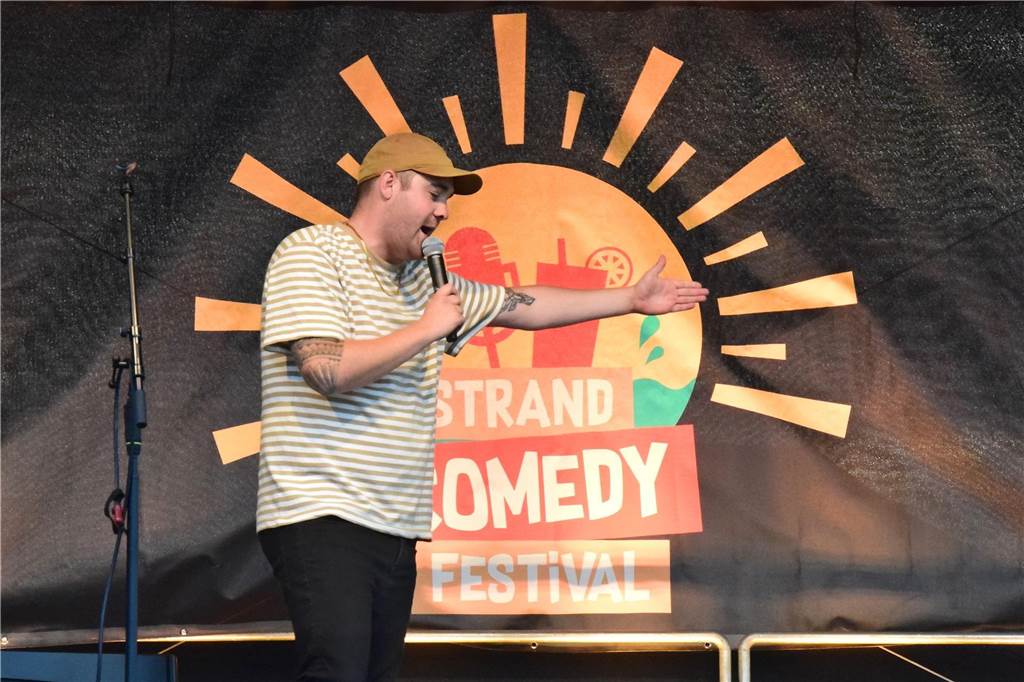 Kulturprogramm 2025: Festivals und Top-Kabarettisten warten Freddy Allerdisse steht auf der Bühne beim Strand Comedy Festival in Haltern