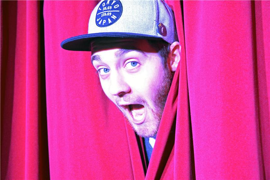 Haltern bekommt seinen ersten Poetry Slam Freddy Allerdisse moderiert den ersten Poetry Slam im Lea Drüppel Theater unter dem Titel „Mund auf, es zieht“.