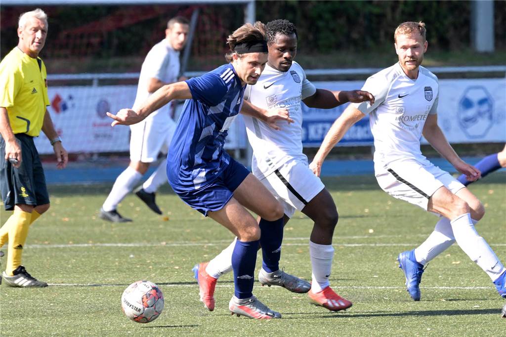 Sarajevo-Bosna schaltet sich ins Aufüsten ein: Ein Spieler kommt von Westfalia Dortmund Frederick Ofosu Sekyere (M.) war auch schon für den BV Brambauer aktiv.