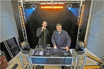 Frederick Papies (rechts) und Frederik Kemmler werden als DJs durch den Live-Stream-Abend führen.