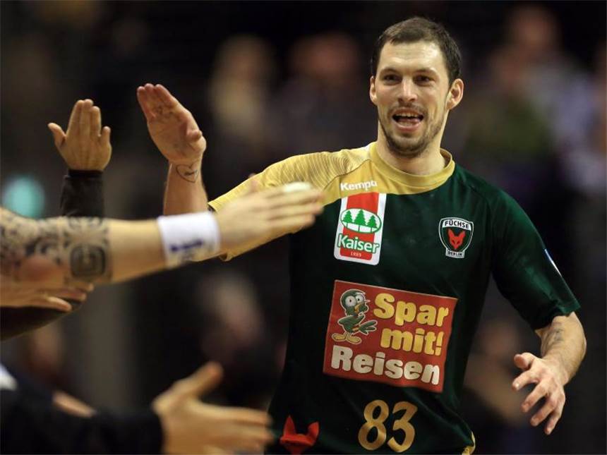 Füchse vorzeitig für Final Four im EHF-Cup qualifiziert Frederik Petersen verwandelte drei Sekunden vor dem Ende einen Siebenmeter zum 25:25. Foto: Jens Wolf