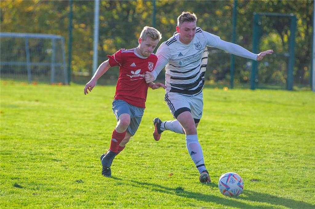 Frederik Teng (l.) und der SV Hullern haben im 14 Spiel bereits zum zehnten Mal verloren.