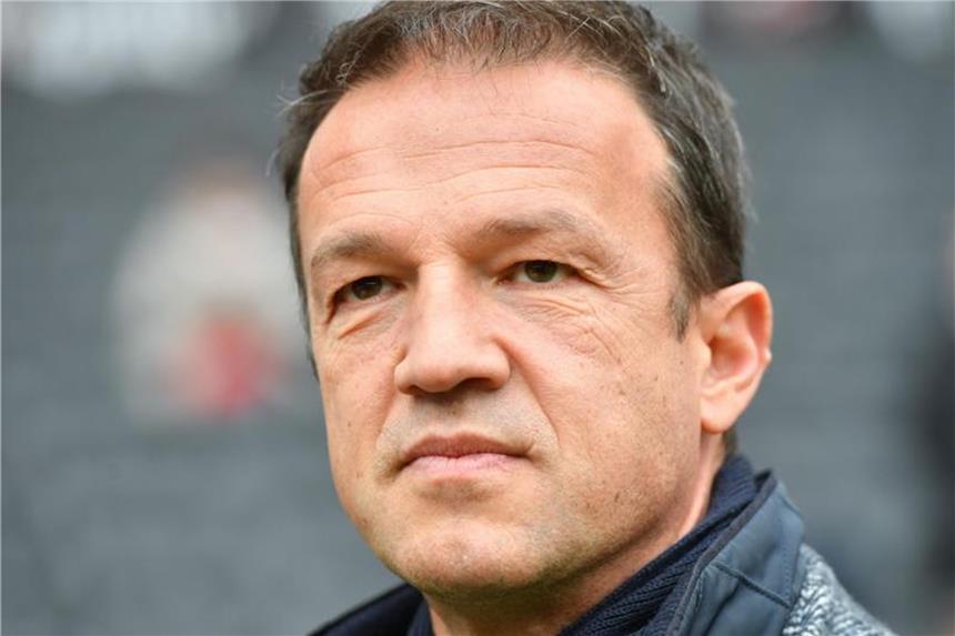 Bobic zu Meier-Demo: „Jeder kann tun, was er will“ Fredi Bobic lässt sich von der Kundgebung für den Verbleib von Fußball-Idol Alexander Meier nicht beeinflussen. Foto: Arne Dedert