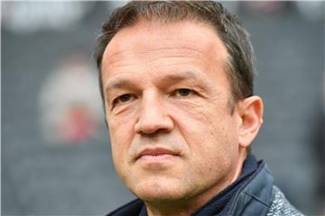 Fredi Bobic lässt sich von der Kundgebung für den Verbleib von Fußball-Idol Alexander Meier nicht beeinflussen. Foto: Arne Dedert
