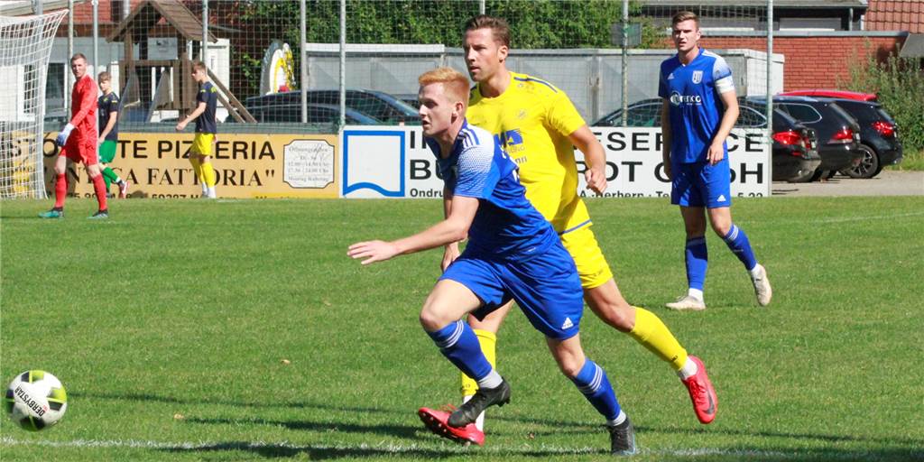 „Brutale Mannschaftsleistung“ bringt SV Herbern den ersten Saisonsieg – FC Epe enttäuscht Freek Olthuis (v.) und der FC Epe waren dem SV Herbern um Frederik Falk nur selten einen Schritt voraus.