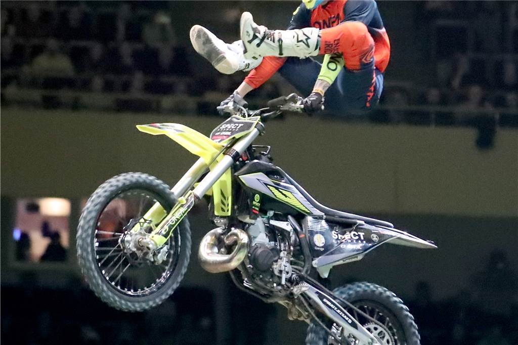 Freestyle beim ADAC Supercross in der Westfalenhalle am 14. Januar: Die motorisierten Akrobaten sorgten für Staunen in der ausverkauften Halle.