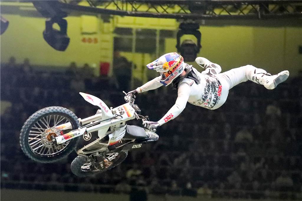 Freestyle beim ADAC Supercross in der Westfalenhalle am 14. Januar: Die motorisierten Akrobaten sorgten für Staunen in der ausverkauften Halle.