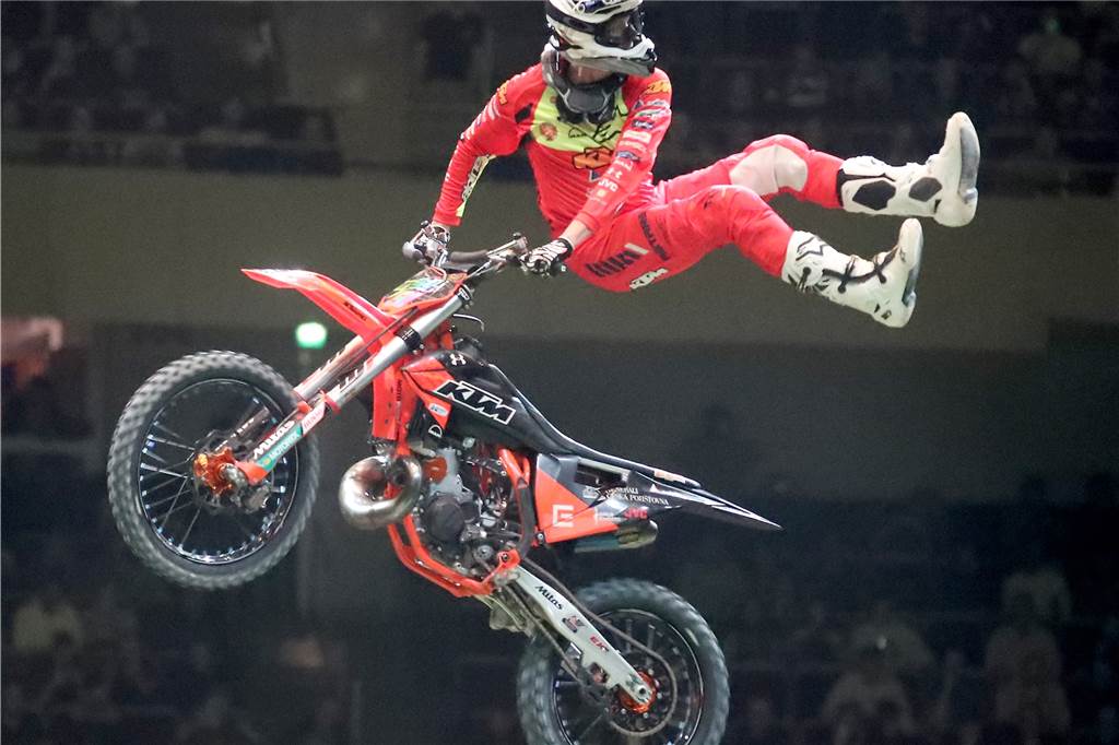 Freestyle beim ADAC Supercross in der Westfalenhalle am 14. Januar: Die motorisierten Akrobaten sorgten für Staunen in der ausverkauften Halle.