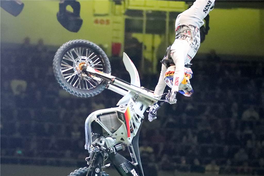 Freestyle beim ADAC Supercross in der Westfalenhalle am 14. Januar: Die motorisierten Akrobaten sorgten für Staunen in der ausverkauften Halle.