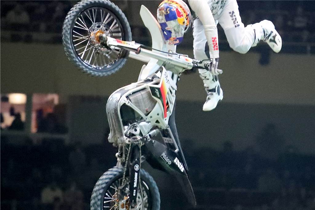 Freestyle beim ADAC Supercross in der Westfalenhalle am 14. Januar: Die motorisierten Akrobaten sorgten für Staunen in der ausverkauften Halle.