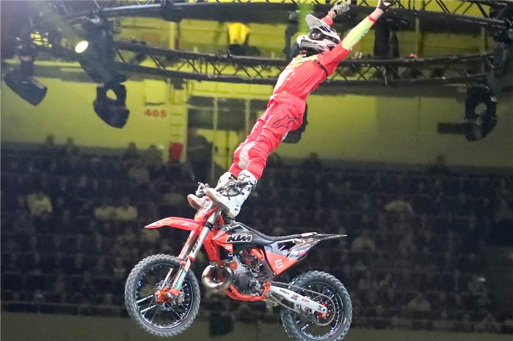 Freestyle beim ADAC Supercross in der Westfalenhalle am 14. Januar: Die motorisierten Akrobaten sorgten für Staunen in der ausverkauften Halle.