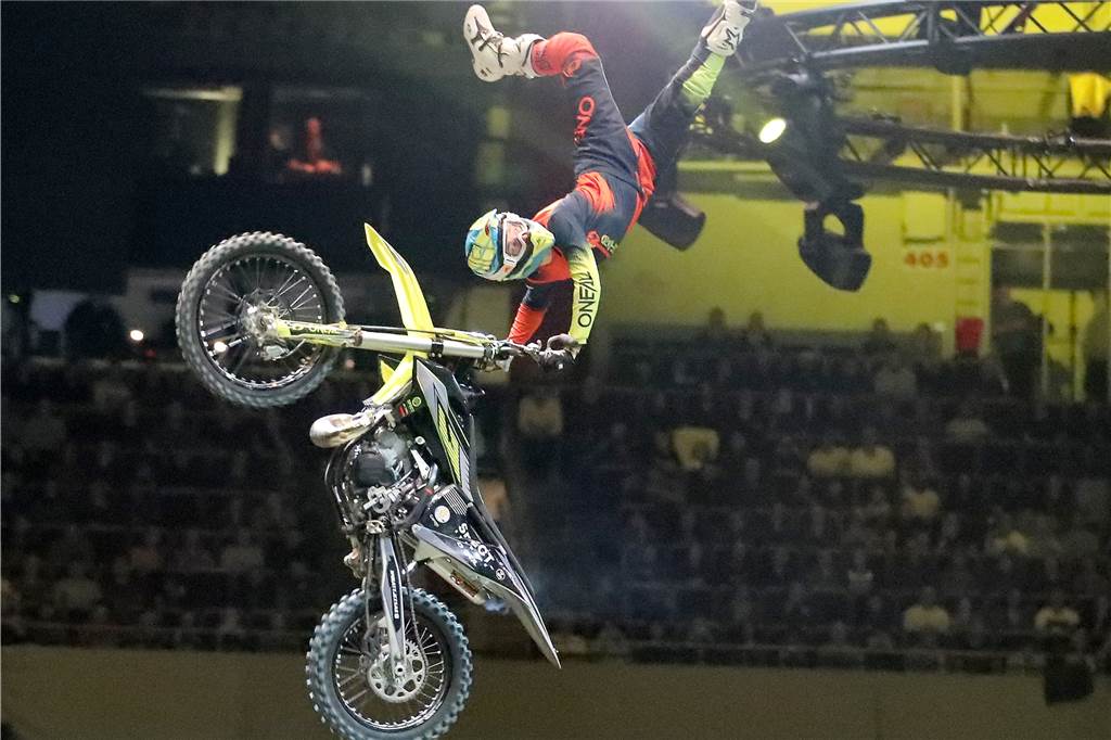 Freestyle beim ADAC Supercross in der Westfalenhalle am 14. Januar: Die motorisierten Akrobaten sorgten für Staunen in der ausverkauften Halle.