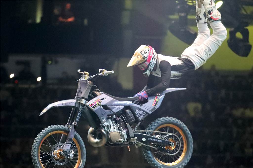 Freestyle beim ADAC Supercross in der Westfalenhalle am 14. Januar: Die motorisierten Akrobaten sorgten für Staunen in der ausverkauften Halle.