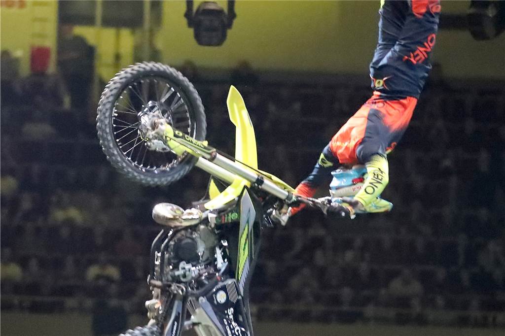 Freestyle beim ADAC Supercross in der Westfalenhalle am 14. Januar: Die motorisierten Akrobaten sorgten für Staunen in der ausverkauften Halle.