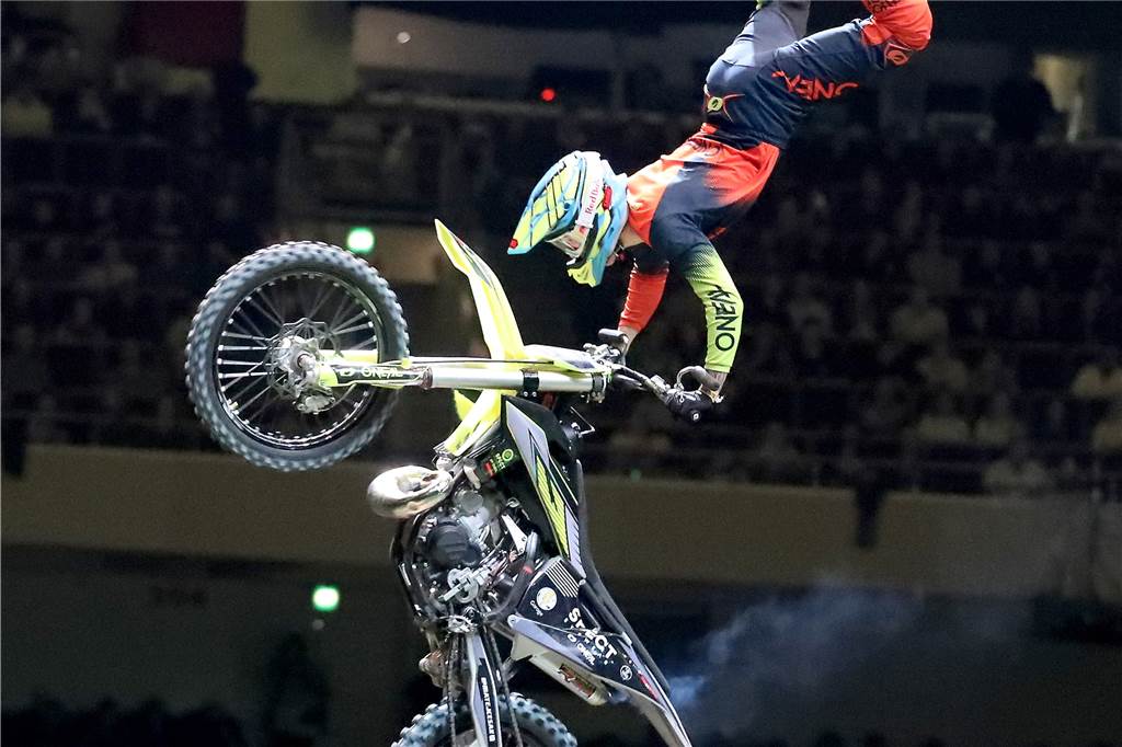 Freestyle beim ADAC Supercross in der Westfalenhalle am 14. Januar: Die motorisierten Akrobaten sorgten für Staunen in der ausverkauften Halle.