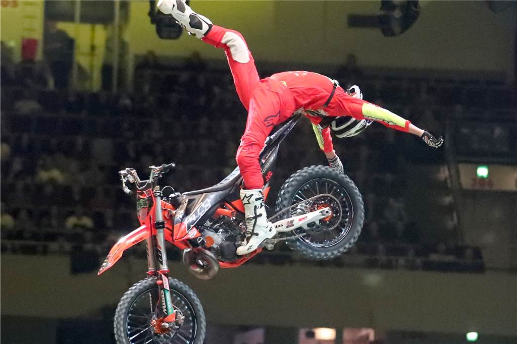 Freestyle beim ADAC Supercross in der Westfalenhalle am 14. Januar: Die motorisierten Akrobaten sorgten für Staunen in der ausverkauften Halle.