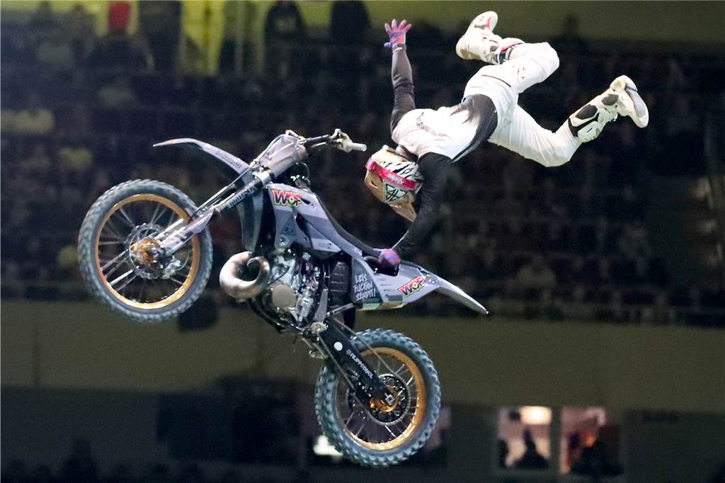 Freestyle beim ADAC Supercross in der Westfalenhalle am 14. Januar: Die motorisierten Akrobaten sorgten für Staunen in der ausverkauften Halle.