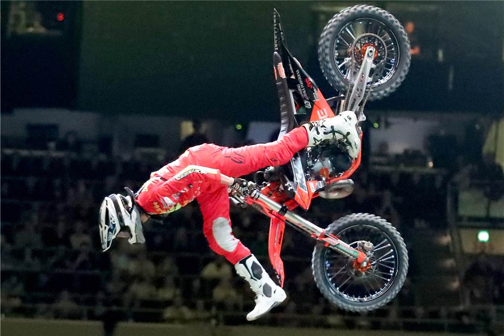 Freestyle beim ADAC Supercross in der Westfalenhalle am 14. Januar: Die motorisierten Akrobaten sorgten für Staunen in der ausverkauften Halle.