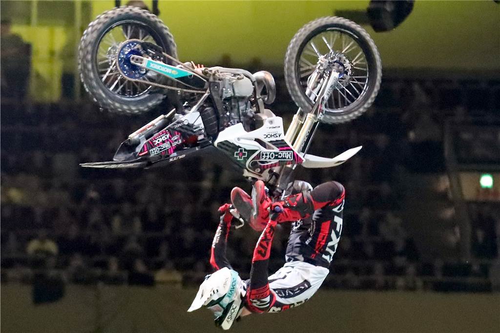 Freestyle beim ADAC Supercross in der Westfalenhalle am 14. Januar: Die motorisierten Akrobaten sorgten für Staunen in der ausverkauften Halle.