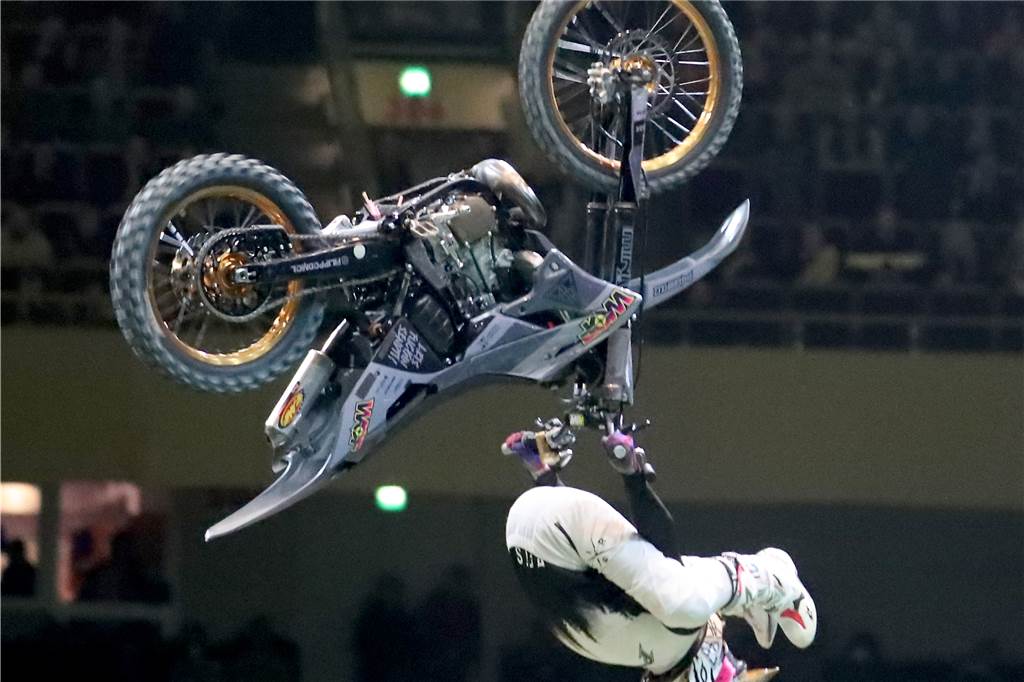 Freestyle beim ADAC Supercross in der Westfalenhalle am 14. Januar: Die motorisierten Akrobaten sorgten für Staunen in der ausverkauften Halle.