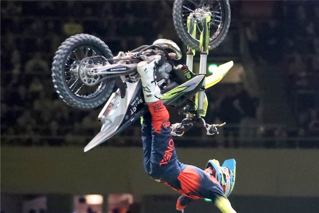 Freestyle beim ADAC Supercross in der Westfalenhalle am 14. Januar: Die motorisierten Akrobaten sorgten für Staunen in der ausverkauften Halle.