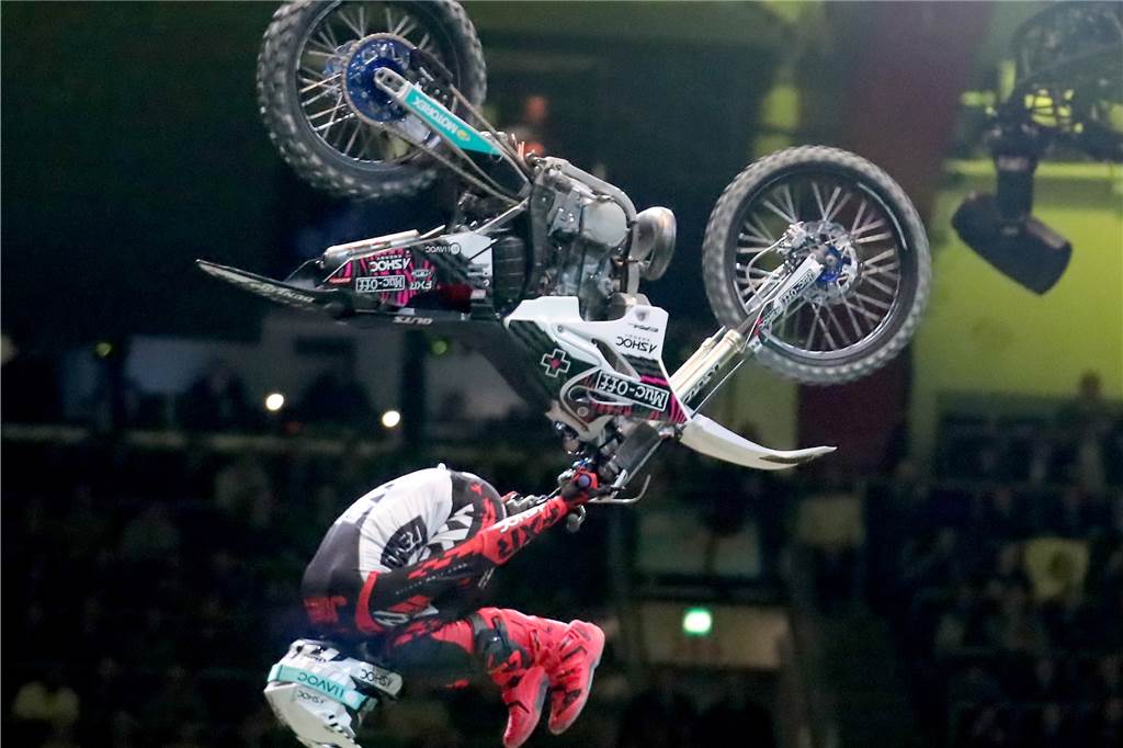 Freestyle beim ADAC Supercross in der Westfalenhalle am 14. Januar: Die motorisierten Akrobaten sorgten für Staunen in der ausverkauften Halle.