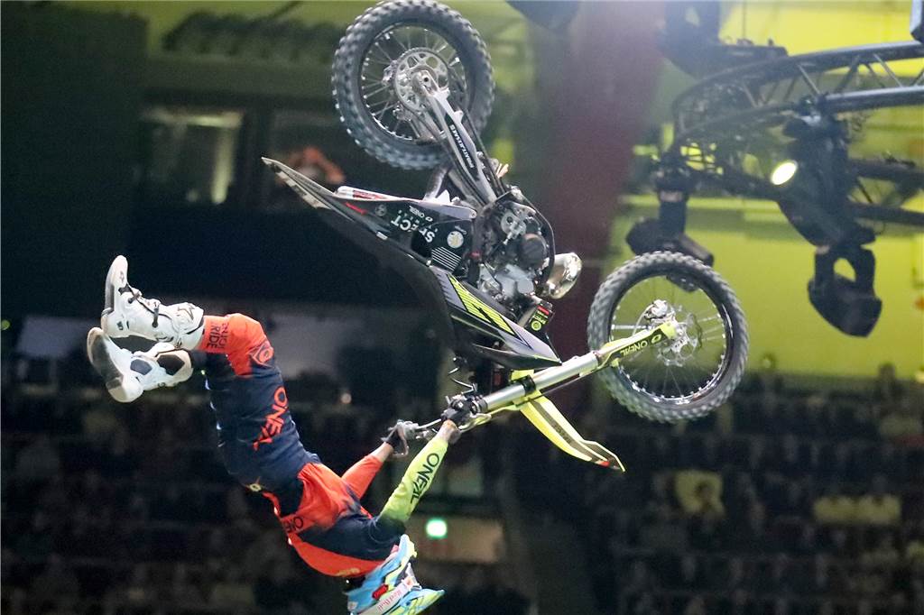 Freestyle beim ADAC Supercross in der Westfalenhalle am 14. Januar: Die motorisierten Akrobaten sorgten für Staunen in der ausverkauften Halle.