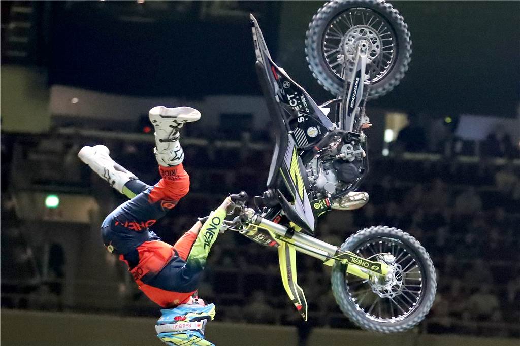 Freestyle beim ADAC Supercross in der Westfalenhalle am 14. Januar: Die motorisierten Akrobaten sorgten für Staunen in der ausverkauften Halle.