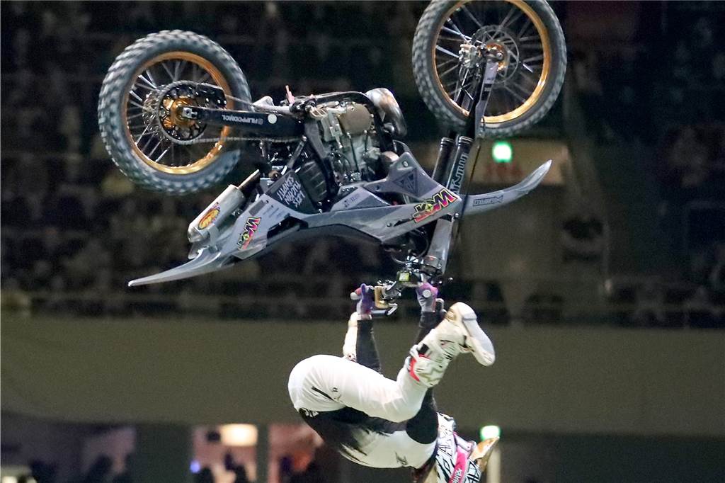 Freestyle beim ADAC Supercross in der Westfalenhalle am 14. Januar: Die motorisierten Akrobaten sorgten für Staunen in der ausverkauften Halle.