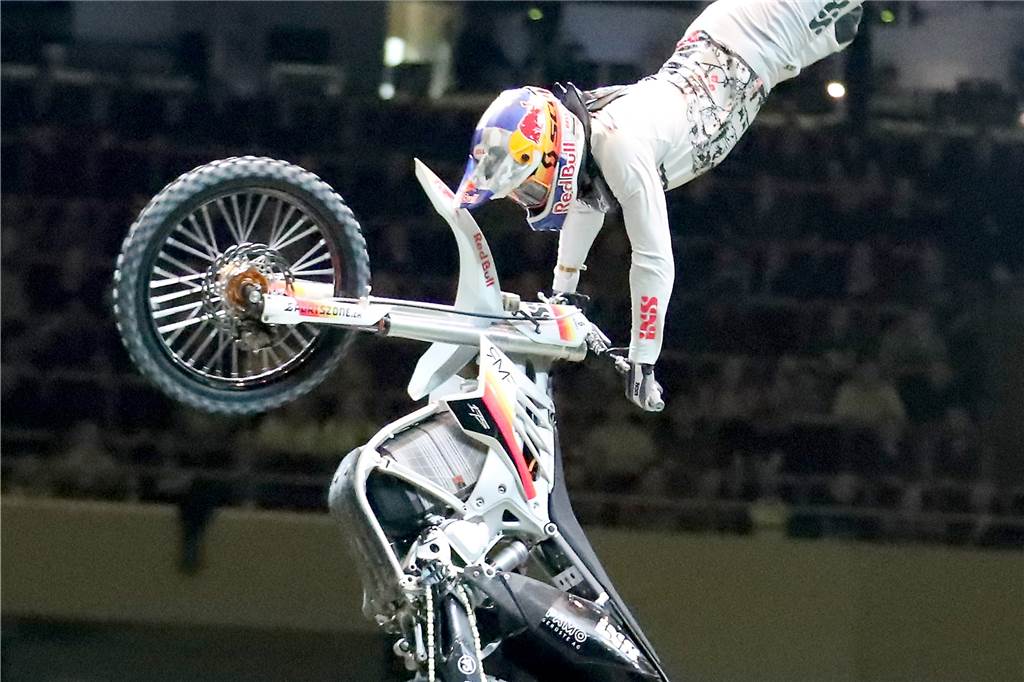 Freestyle beim ADAC Supercross in der Westfalenhalle am 14. Januar: Die motorisierten Akrobaten sorgten für Staunen in der ausverkauften Halle.