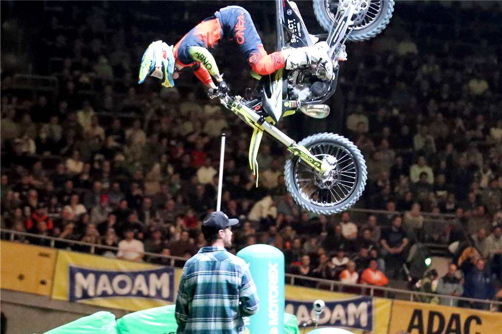 Freestyle beim ADAC Supercross in der Westfalenhalle am 14. Januar: Die motorisierten Akrobaten sorgten für Staunen in der ausverkauften Halle.