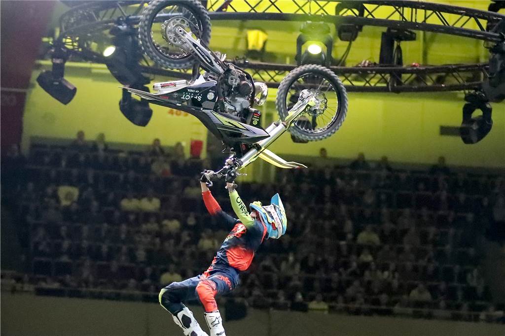 Freestyle beim ADAC Supercross in der Westfalenhalle am 14. Januar: Die motorisierten Akrobaten sorgten für Staunen in der ausverkauften Halle.