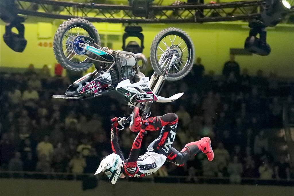 Freestyle beim ADAC Supercross in der Westfalenhalle am 14. Januar: Die motorisierten Akrobaten sorgten für Staunen in der ausverkauften Halle.