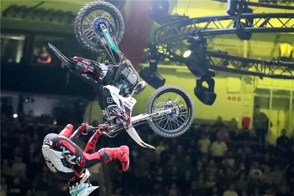 Freestyle beim ADAC Supercross in der Westfalenhalle am 14. Januar: Die motorisierten Akrobaten sorgten für Staunen in der ausverkauften Halle.