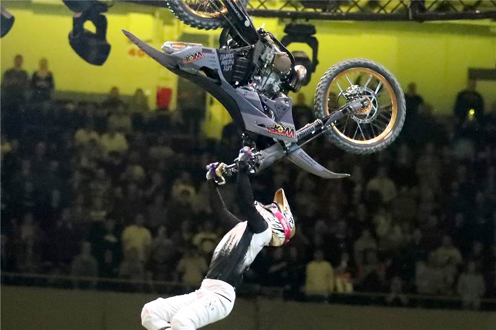 Freestyle beim ADAC Supercross in der Westfalenhalle am 14. Januar: Die motorisierten Akrobaten sorgten für Staunen in der ausverkauften Halle.